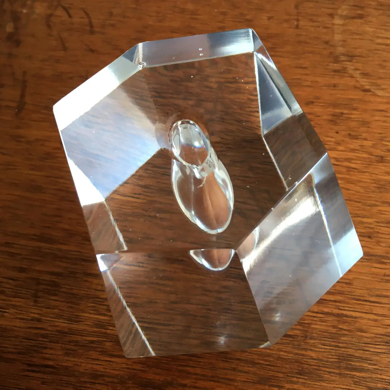 Stylish crystal bud vase by Timo Sarpaneva for Iittala Finland. The petite and elegant shape looks stunning in any setting.